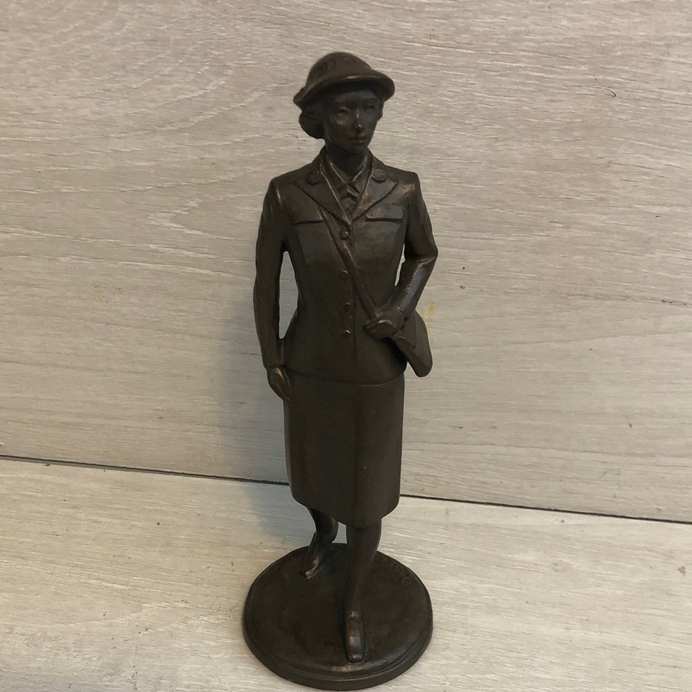 U.S. Navy Memorial Foundation Resin Female Navy Officer Figurine Great Gift